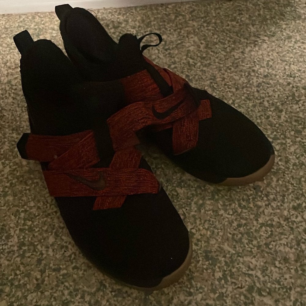 It’s red and black lebron soilder xll and they’re size 7y
